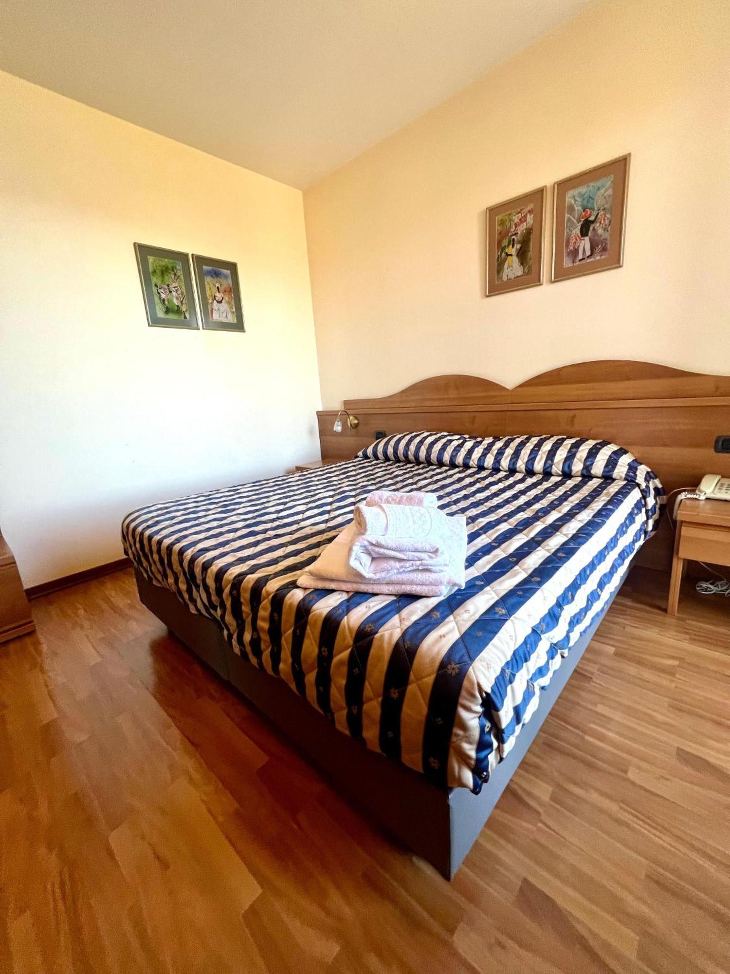 Double or Twin Room Balcony Lake View